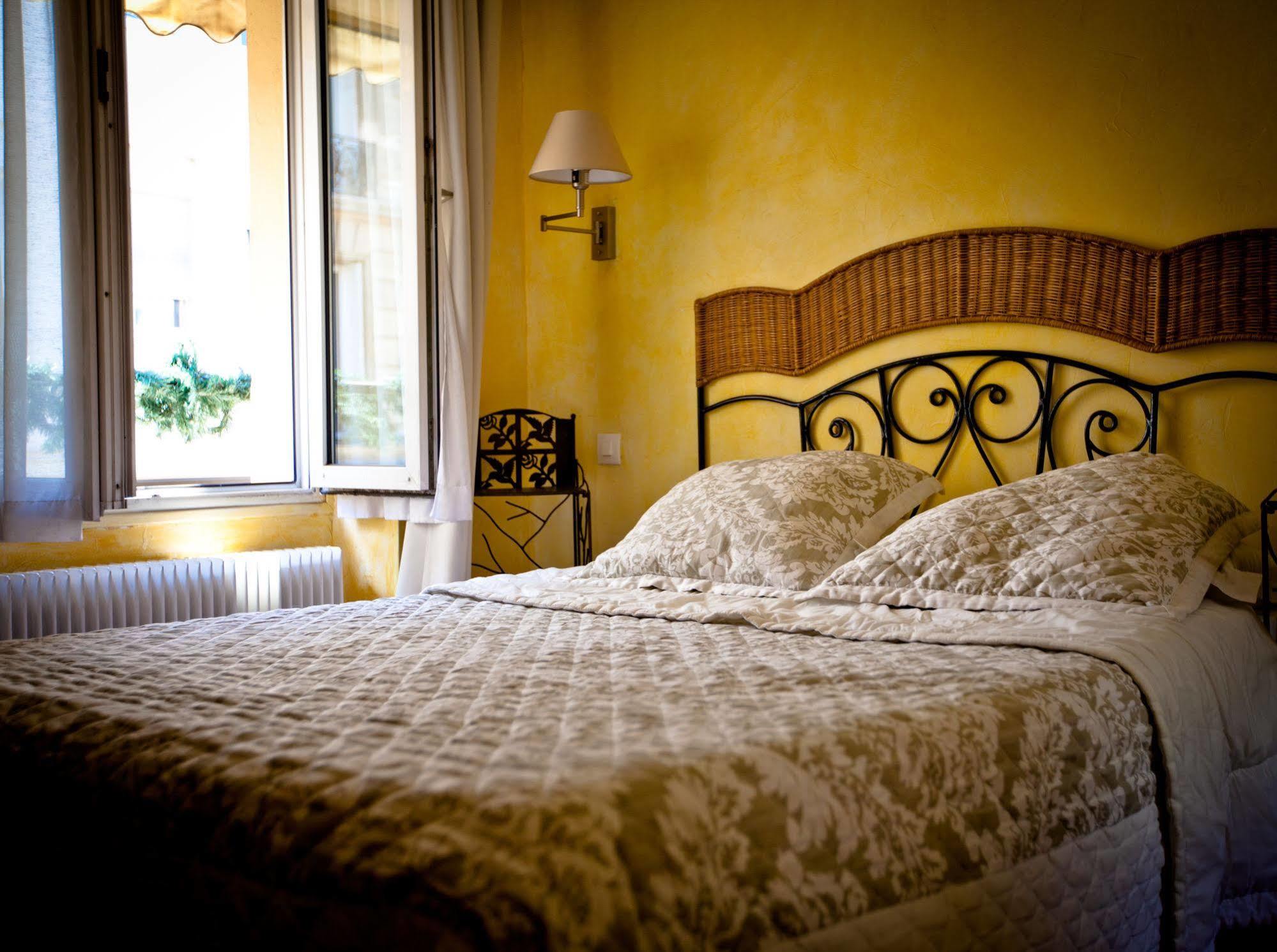 Hotel De La Tulipe Париж Екстериор снимка