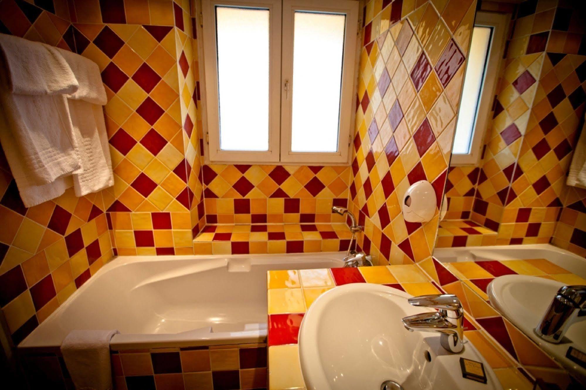 Hotel De La Tulipe Париж Екстериор снимка